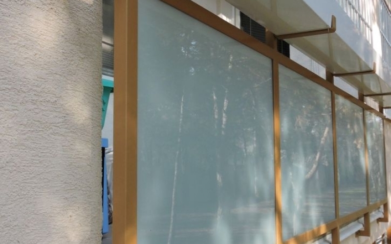 Detail zábradlia s držiakmi na kvetináče, mreža na lodžií